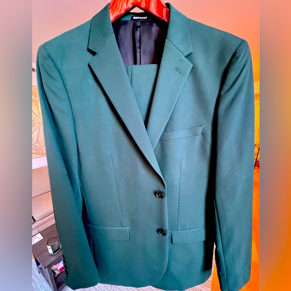 Men’s dark green 42 Regular Slim Fit suit in brand new condition.